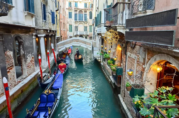 Tipico panorama urbano con canale, barche e case a Venezia — Foto Stock