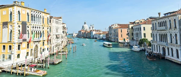 Grand canal en de Basilica di santa maria della salute — Stockfoto