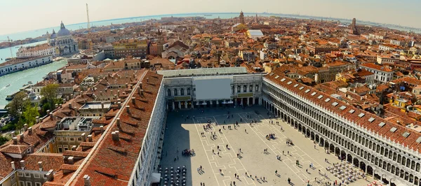 Venedik şehir çan kulesinin tepesinden havadan görünümü — Stok fotoğraf
