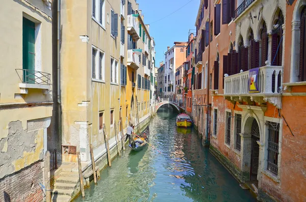 Tipico panorama urbano con canale, barche e case a Venezia — Foto Stock