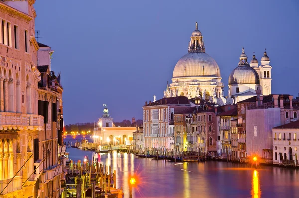 Canal Grande och basilikan santa maria della salute, Venedig京杭运河和大教堂圣玛丽亚 della 致敬、 威尼斯 Royaltyfria Stockbilder