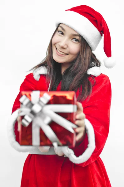 Weihnachtsmann Hut mit roter Weihnachtsgeschenkschachtel — Stockfoto