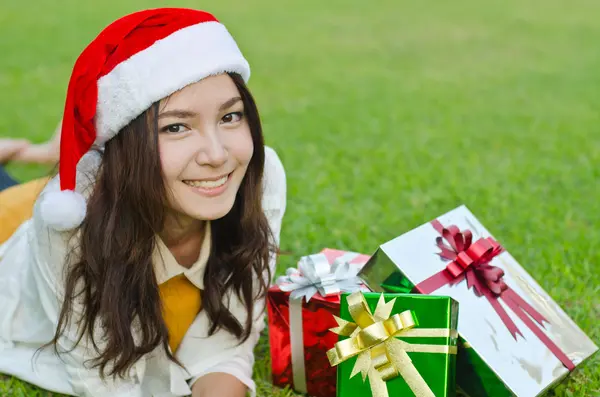 Weihnachtsmann Hut mit roter Weihnachtsgeschenkschachtel — Stockfoto