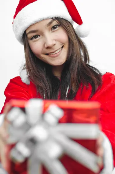 Sombrero de Santa Claus con caja de regalo de Navidad roja —  Fotos de Stock