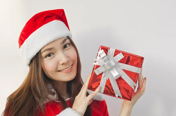 Weihnachtsmann Hut mit roter Weihnachtsgeschenkschachtel — Stockfoto