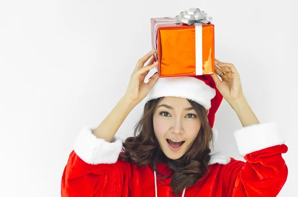 Шапка Санта Клауса с серой коробкой подарков на Рождество — стоковое фото