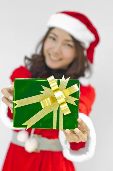 Jultomten hatt med grön jul presentförpackning — Stockfoto