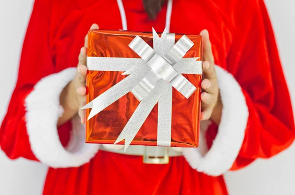 Jultomten hatt med röd jul gåva ruta — Stockfoto