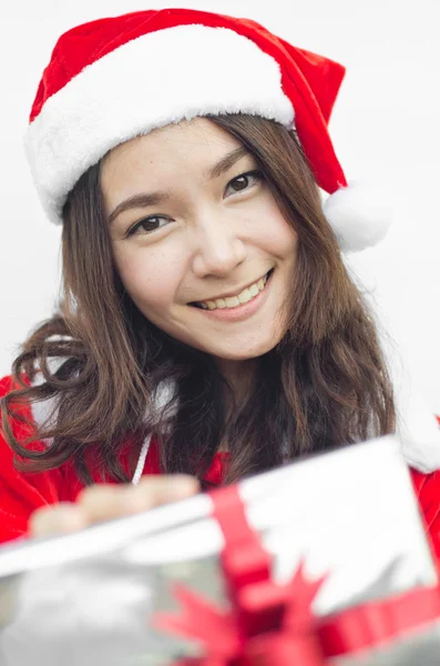 Sombrero de santa claus con caja de regalo de Navidad gris — Foto de Stock