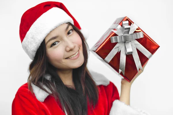 Sombrero de Santa Claus con caja de regalo de Navidad roja — Foto de Stock