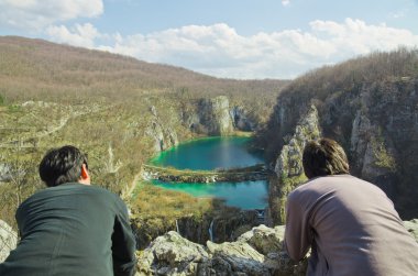 erkeklerin plitvice gölleri Milli Parkı, Hırvatistan tadını çıkarın.