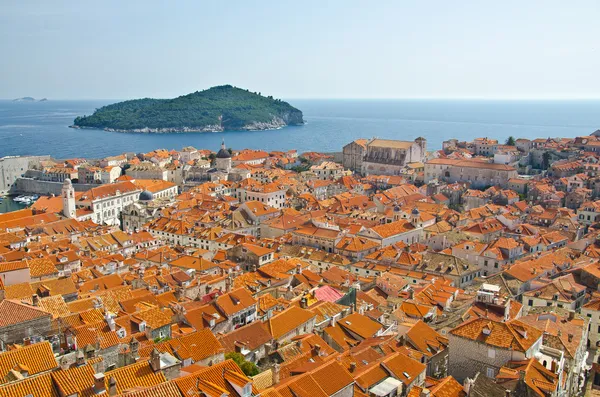 Uitzicht op het oude centrum van dubrovnik stad en kerk — Stockfoto