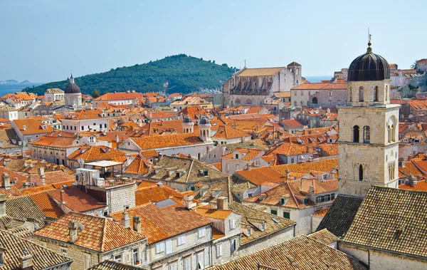 Vista sobre el centro antiguo de la ciudad de Dubrovnik y la Iglesia — Foto de Stock