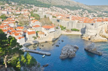 şaşırtıcı dubrovnik savunma duvarı Cliff üzerinde inşa