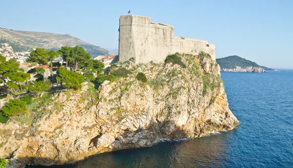 Increíble muro defensivo de Dubrovnik construido en el acantilado — Foto de Stock