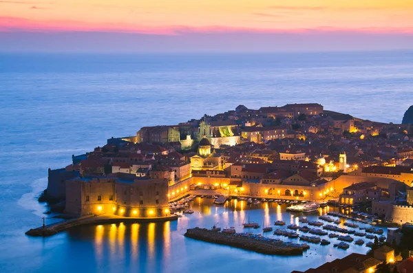 Dubrovnik door de nacht, Kroatië — Stockfoto