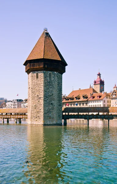 Berömda träbro i Luzern — Stockfoto