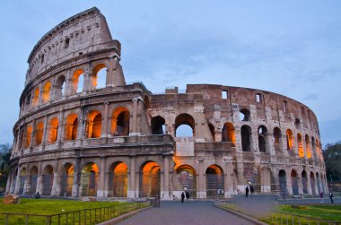 Colosseum alacakaranlıkta, Roma, İtalya