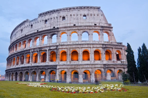 Colosseum in de schemering, rome Italië — Stockfoto