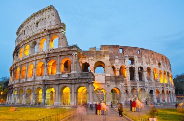 Colosseum alacakaranlıkta, Roma, İtalya