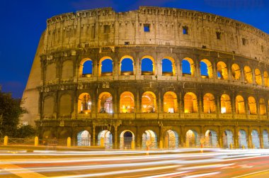 Colosseum alacakaranlıkta, Roma, İtalya