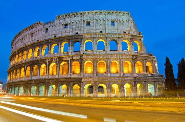 Colosseum i skymningen, Rom Italien — Stockfoto