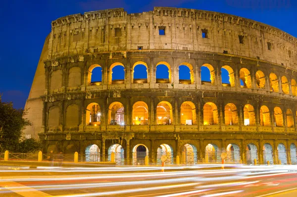 Colosseum alacakaranlıkta, Roma, İtalya — Stok fotoğraf
