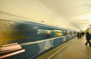 metro istasyonu üzerinde hızlı tramvay yolcu biniyor