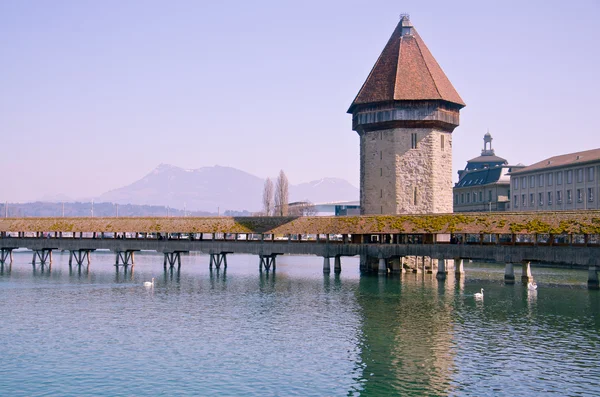Berömda träbro i Luzern — Stockfoto