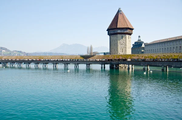 Berühmte Holzbrücke in Luzern — Stockfoto