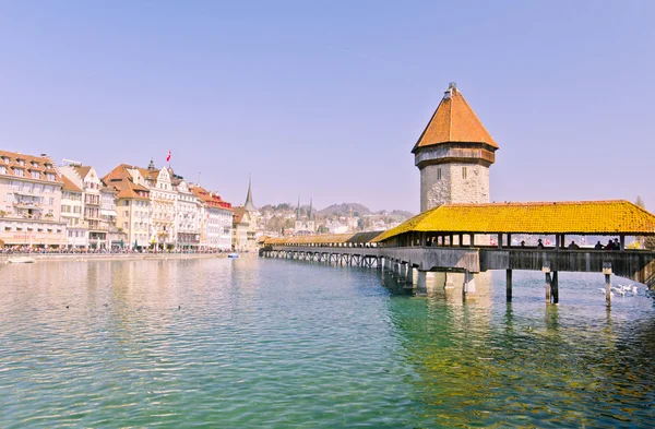 Berühmte Holzbrücke in Luzern — Stockfoto