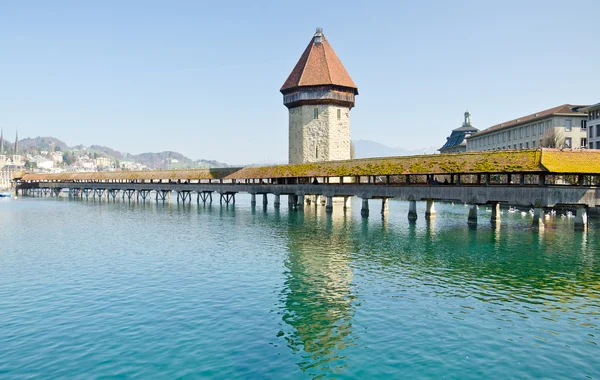 Berühmte Holzbrücke in Luzern — Stockfoto