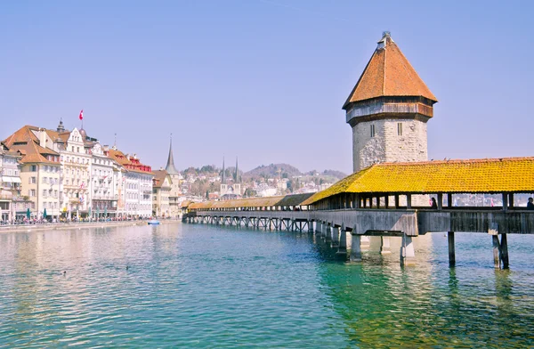 Berömda träbro i Luzern — Stockfoto