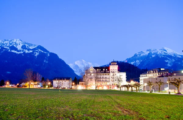 Blick auf Hotel und Berge in Interlaken — Stockfoto