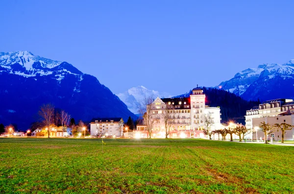 Visa till ett hotell och bergen i interlaken — Stockfoto