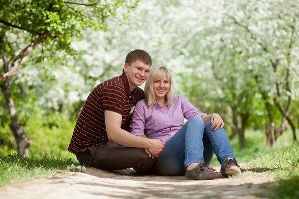 Fiú és lány együtt ül — Stock Fotó