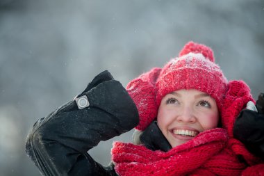 genç kız tadını çıkarma atkı örmek