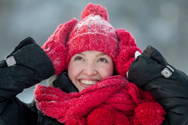 Young girl basking knit scarf — Stock Photo, Image