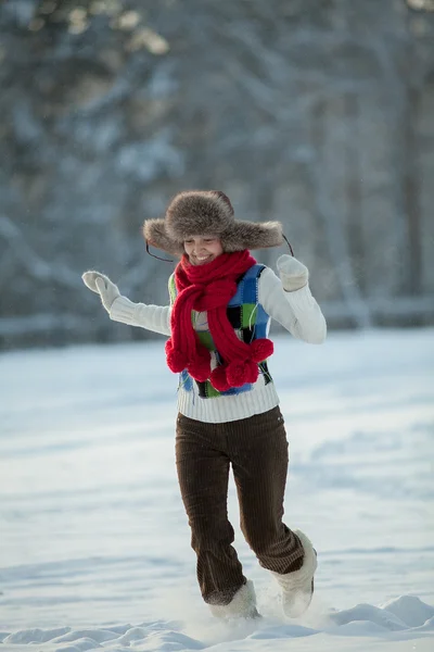Mladá žena v zasněžené chlupatou kapucí — Stock fotografie
