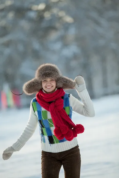 Mujer joven en una capucha peluda nevada —  Fotos de Stock