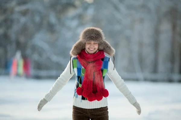 Young woman in a snowy furry hood — Stockfoto