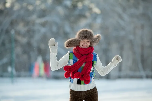 Mujer joven en una capucha peluda nevada — Foto de Stock