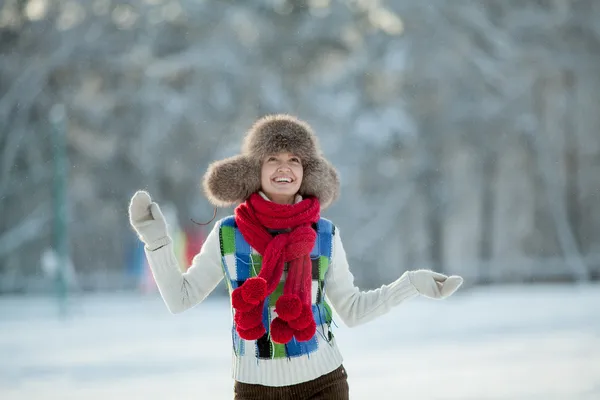 Jovem mulher em um capuz peludo nevado — Fotografia de Stock