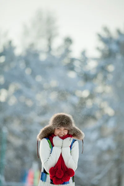 Mujer joven en una capucha peluda nevada — Foto de Stock