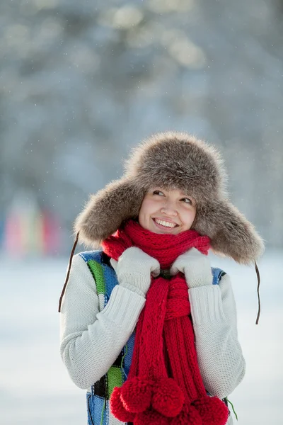 Mujer joven en una capucha peluda nevada — Foto de Stock
