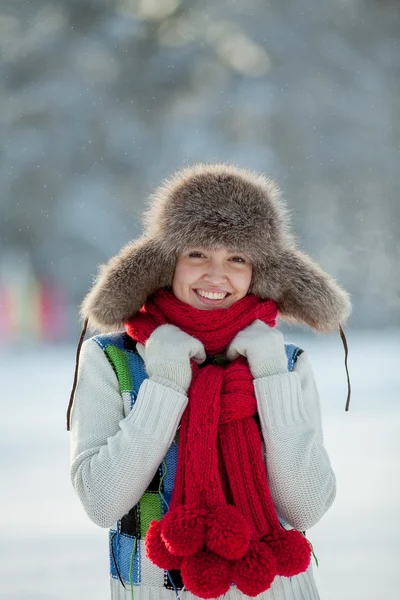 Mujer joven en una capucha peluda nevada — Foto de Stock