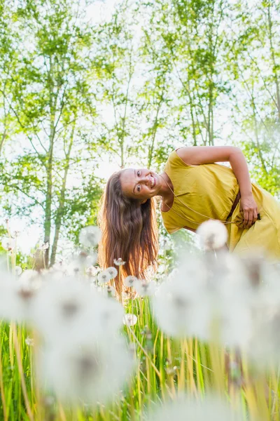 Mädchen auf einer Wiese — Stockfoto