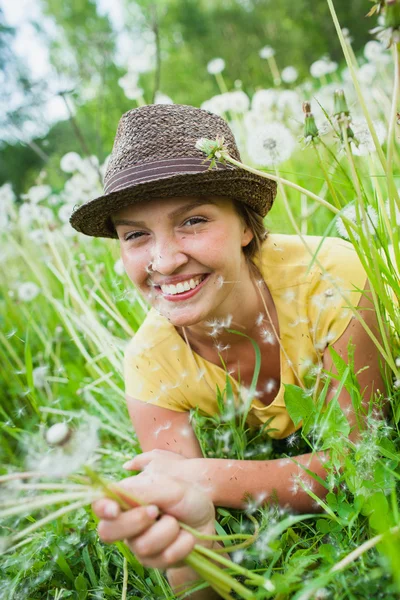 Mädchen auf einer Wiese — Stockfoto