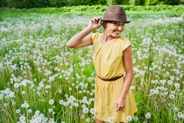 Menina em um prado — Fotografia de Stock