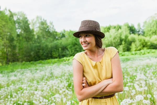 Dívka na louce — Stock fotografie